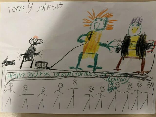 Von Tom (9 Jahre) aus Lüneburg: Dinos und Zuschauer und das Teammitglied vom Support | Foto: Nicole Czepuck