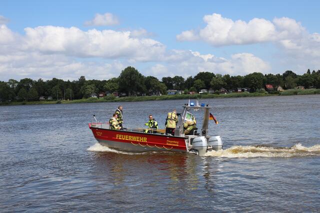 Einen Großeinsatz von mehreren Feuerwehren aus dem Landkreis Harburg, der DLRG und des Rettungsdiensts löste die Suche nach einer vermissten Person an und in der Elbe bei Over aus. Die Feuerwehr setzte sechs Mehrzweck- bzw. Rettungsboote ein, die DLRG unterstützte die Maßnahmen mit Strömungstauchern. | Foto: Pressestelle Feuerwehr Seevetal