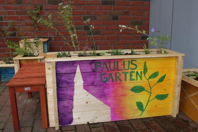 Eines der Hochbeete, die für den Paulusgarten bemalt und bepflanzt wurden 