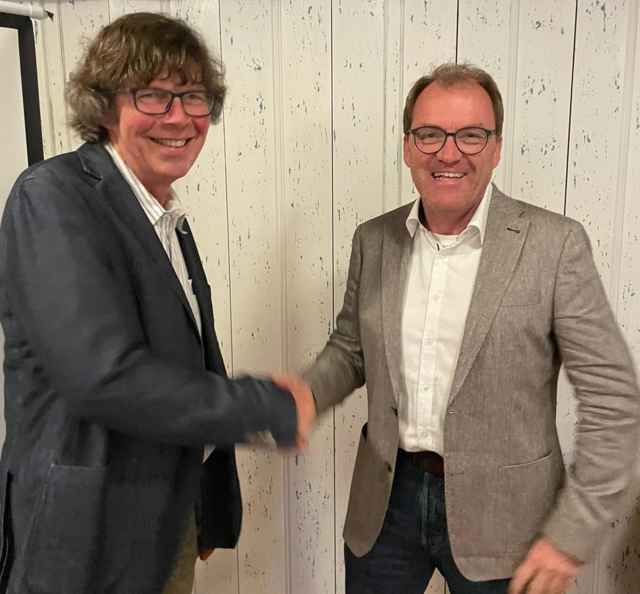 Bei der Amtsübergabe: Lions-Club-Präsident Kay Gallowski (li.) und Vorgänger Thomas Kaiser | Foto: Lions Club Winsen
