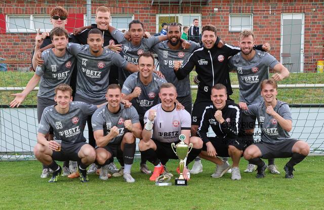 Das Team des TSV Buchholz 08 mit dem Siegerpokal | Foto: cc