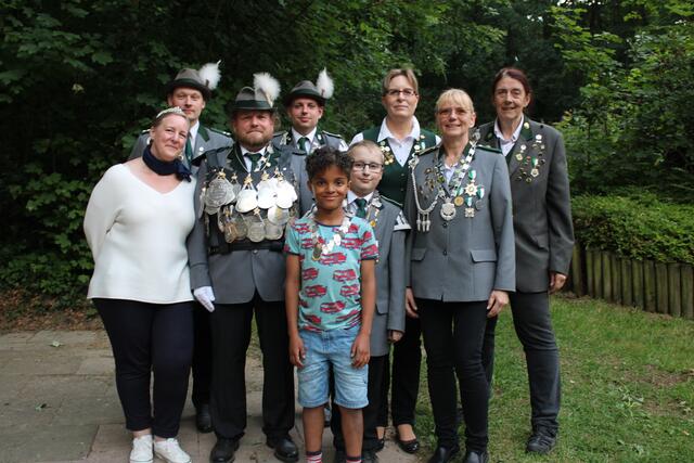 Die Würdenträger 2024/25 im Schützenverein Sieversen-Leversen (v. li.): Königin Heike Voß, Adjutant Florian Roski, König Sven Lahne, Adjutant Phil Harloff, Kinderkönig Felix Rohde, Jugendkönig Ruben Matz, Adjutantin Colette Preuß, Damenkönigin Marina Ebelt und Adjutantin Birgit Reimann | Foto: pöp