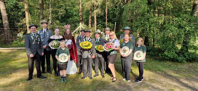 Bei der Proklamation: Schützenkönig Marco Bohlmann (Mi.), Damenkönigin Madlon Schumacher (4. v. re.) sowie die übrigen Majestäten und Adjutanten mit Heidekönigin Lisa Röttger als Gratulantin | Foto: Ernst-Otto Müller