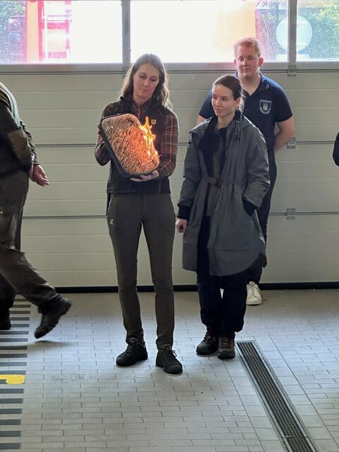 Mitarbeiterinnen des Waldpädagogenteams des Landesforstes sowie den Kinderfeuerwehrbetreuer M.Brinckmann bei der Vorstellung des „Miniwaldbrandversuches“ im Gerätehaus Himmelpforten
  | Foto: Frank Ewald / FFW Oldendorf-Himmelpforten