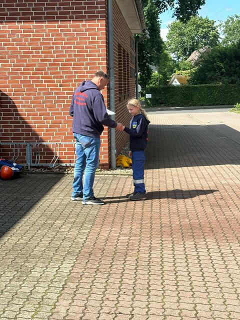 Übergabe der Abzeichen "Brandfloh" und "Jugendflamme 1" vor dem Gerätehaus Himmelpforten | Foto: Frank Ewald / FFW Oldendorf-Himmelpforten