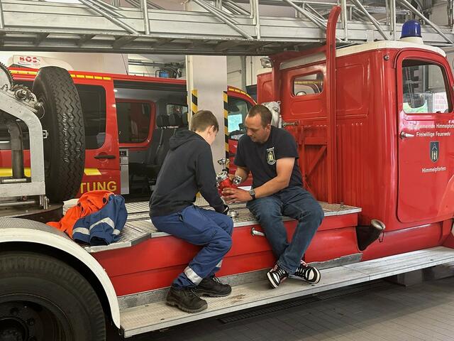 Ausbildungsstation für die Jugendflamme 1: ein „Verteiler“ auf der Historischen Drehleiter im Gerätehaus Himmelpforten | Foto: Frank Ewald / FFW Oldendorf-Himmelpforten