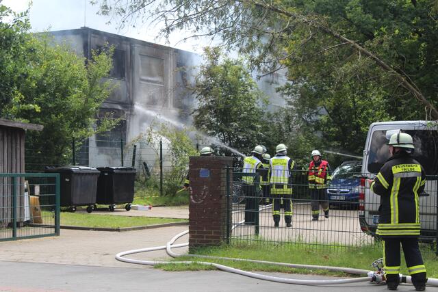Die Feuerwehrkräfte beim Löschen der brennenden Container | Foto: pm