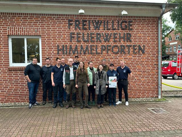 Das Waldpädagogenteam des Landesforstes, sowie Ausbilder/Betreuer der Kinder- und Jugendfeuerwehren der SG-Oldendorf-Himmelpforten vor dem Himmelpfortener Gerätehaus | Foto: Frank Ewald / FFW Oldendorf-Himmelpforten