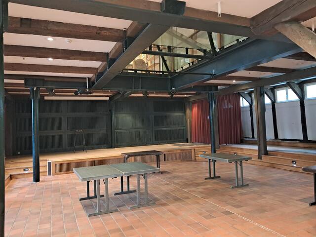Die Bühne im Marstall ist perfekt für Kammerspiele, Kleinkunst und Kabarett | Foto: Anika Werner