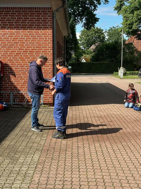 Übergabe des Abzeichens "Jugendflamme 1" durch SamtgemeindeJugendfeuerwehrwart Jens Hartlef | Foto: Frank Ewald / FFW Oldendorf-Himmelpforten