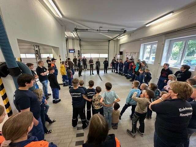 Kinder- und Jugendfeuerwehrmitglieder sowie deren Betreuer bei der Vorstellung des „Miniwaldbrandversuches“ durch Mitarbeiter des Landesforstes im Gerätehaus Himmelpforten | Foto: Frank Ewald / FFW Oldendorf-Himmelpforten
