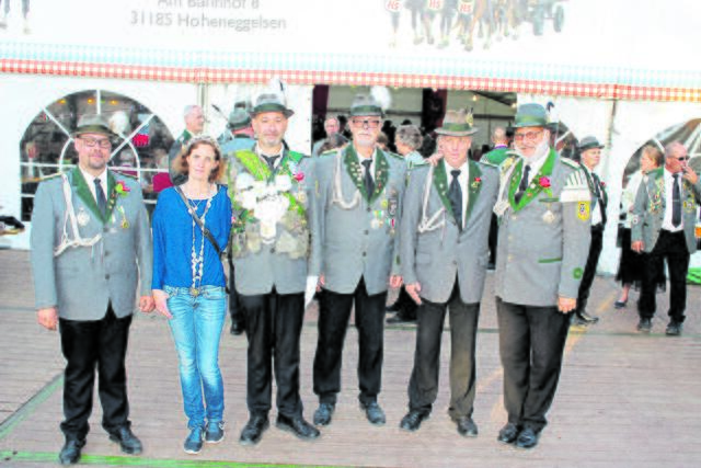 Vor dem Festzelt: König Bernd Wehrmann (3. v. li.) mit Ehefrau Nicole sowie (v. li.)  den Adjutanten Matthias Knüffer,  Mike Oswald, André Oswald und Michael Krohn  | Foto: ce