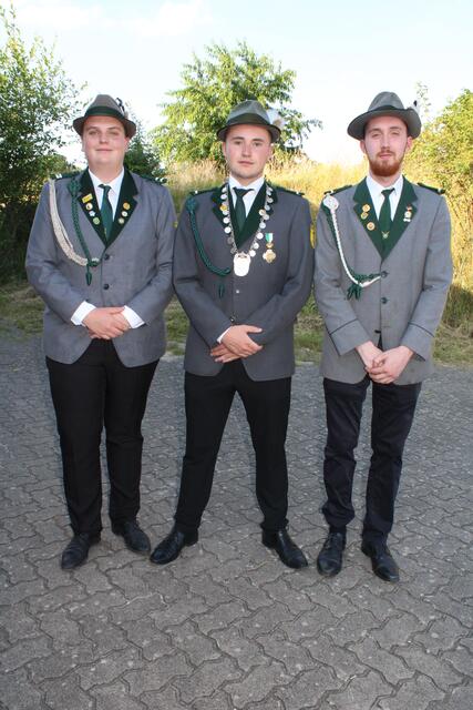 Der scheidende Jungschützenkönig Mika Sander (Mi.) mit seinen Adjutanten Moritz Meyer (li.) und Simon Krüger