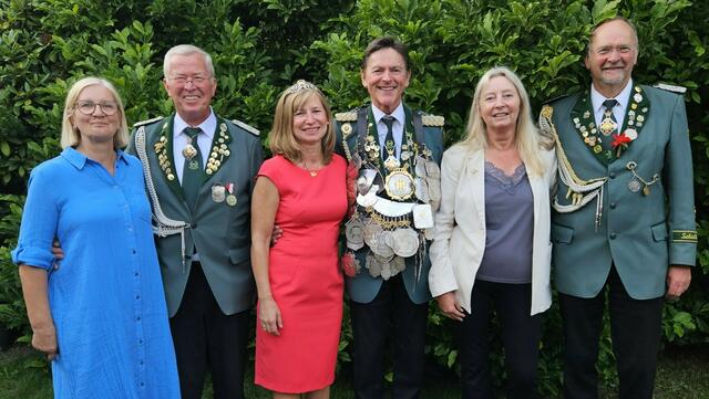 Der König und seine Adjutanten (v.li.): Uta und Klaus Grebe, Königin Doro und König Thomas „der Wanderer“ Springer sowie Angelika und Gisbert Adorf  | Foto: SV Vahrendorf