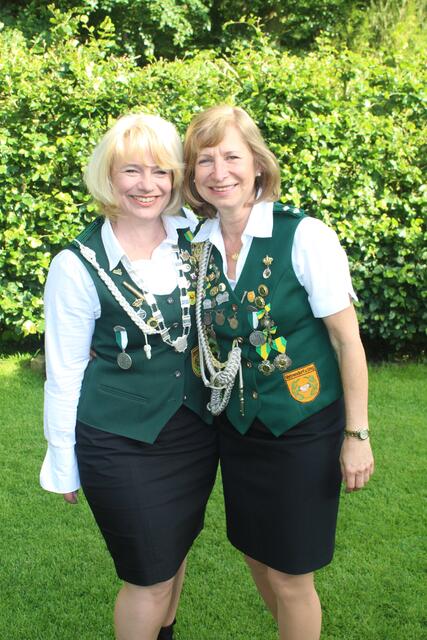 Die Damenkönigin Sylvia Fischer (li.) mit ihrer Adjutantin Dorothea Springer | Foto: pm