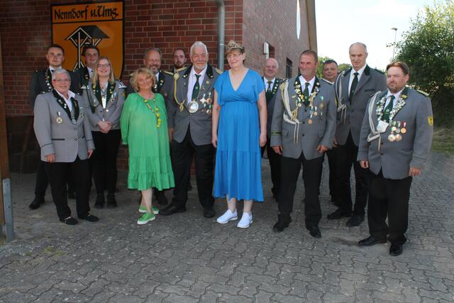 Gruppenbild mit den Königshäusern und Vorstandsmitgliedern des Schützenvereins Nenndorf