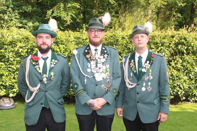 Vizekönig Florian Cordes (Mi.) mit seinen Adjutanten Nils Schröder (li.) und Leroy Tiede. Im kommenden Jahr will Cordes König der Könige werden: Dann hat der 29-Jährige alle Würden in der Tasche | Foto: pm