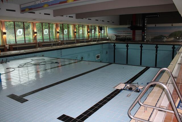 Das Hallenbad wird derzeit von Grund auf gereinigt