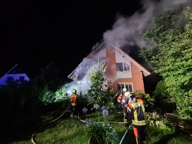 In voller Ausdehnung brannte ein Dachstuhl nach einem Blitzeinschlag in Maschen. Sieben Feuerwehren waren im Einsatz, um den Brand zu löschen | Foto: A. Feldtmann