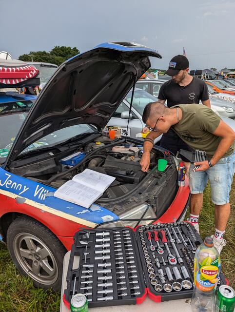 Bei nötigen Reparaturen unterwegs halfen sich die "Carbage Runner" auch gegenseitig | Foto: André Bembennek
