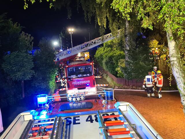 In voller Ausdehnung brannte ein Dachstuhl nach einem Blitzeinschlag in Maschen. Sieben Feuerwehren waren im Einsatz, um den Brand zu löschen | Foto: A. Feldtmann