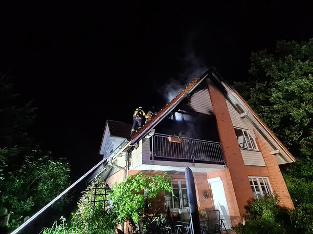 In voller Ausdehnung brannte ein Dachstuhl nach einem Blitzeinschlag in Maschen. Sieben Feuerwehren waren im Einsatz, um den Brand zu löschen | Foto: A. Feldtmann