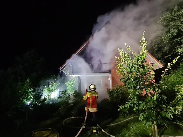 In voller Ausdehnung brannte ein Dachstuhl nach einem Blitzeinschlag in Maschen. Sieben Feuerwehren waren im Einsatz, um den Brand zu löschen | Foto: A. Feldtmann