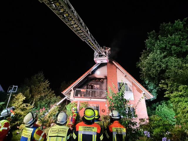 In voller Ausdehnung brannte ein Dachstuhl nach einem Blitzeinschlag in Maschen. Sieben Feuerwehren waren im Einsatz, um den Brand zu löschen | Foto: A. Feldtmann