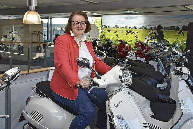 Kerstin Witte auf einem Vespa-Roller, der auch vom Autohaus Kuhn + Witte angeboten wird | Foto: Axel-Holger Haase