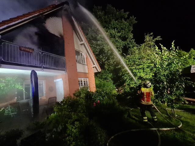 In voller Ausdehnung brannte ein Dachstuhl nach einem Blitzeinschlag in Maschen. Sieben Feuerwehren waren im Einsatz, um den Brand zu löschen | Foto: A. Feldtmann