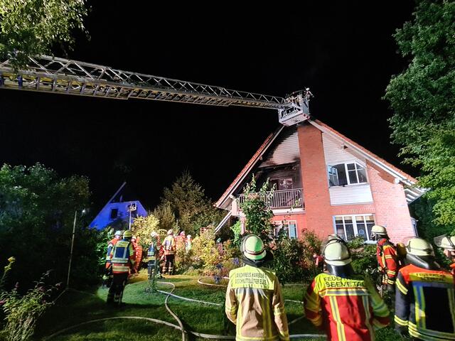 In voller Ausdehnung brannte ein Dachstuhl nach einem Blitzeinschlag in Maschen. Sieben Feuerwehren waren im Einsatz, um den Brand zu löschen | Foto: A. Feldtmann