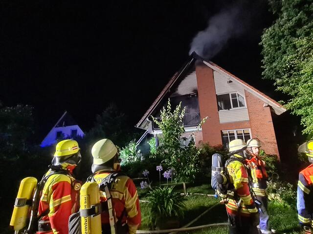 In voller Ausdehnung brannte ein Dachstuhl nach einem Blitzeinschlag in Maschen. Sieben Feuerwehren waren im Einsatz, um den Brand zu löschen | Foto: A. Feldtmann