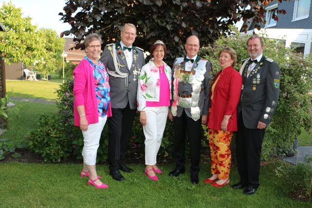 Schützenkönig Manfred Kanebley mit Königin Andrea (Mi.) und den Adjutantenpaaren Otto und Bianka Mojen (li.) sowie Jürgen und Bianca Prigge | Foto: SV Neu Wulmstorf