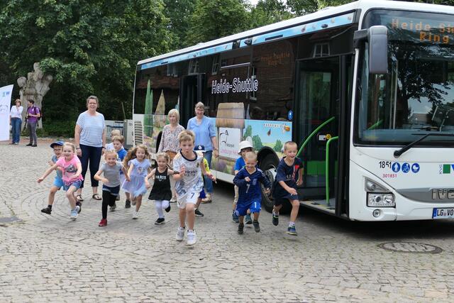 Kinder der DRK-Naturpark-Kita Hanstedt kurz vor ihrem Auftritt bei der Heide-Shuttle-Saisoneröffnung mit Kita-Leiterin Kirsten Roßnick und Kolleginnen | Foto: Naturpark Lüneburger Heide