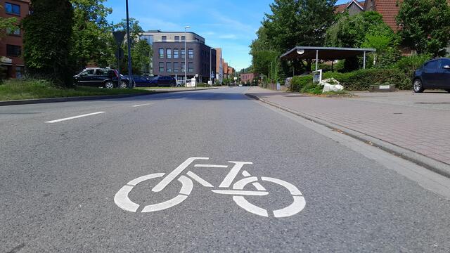 Das Radeln auf der Straßer ist am Hohenwedeler Weg erlaubt | Foto: Hansestadt Stade