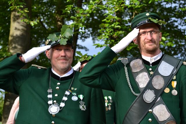 Ein letzter Gruß der Vorjahresmajestät Sven Baden (re.), als Marc Baden der Königsgemahl war | Foto: bim