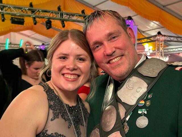 Marc Baden mit Tostedts vorheriger Damenkönigin Yvonne Lengning beim Kreiskönigsball. Er wurde beim Kreiskönigsschießen Zweiter, Yvonne Lengning Dritte | Foto: Baden