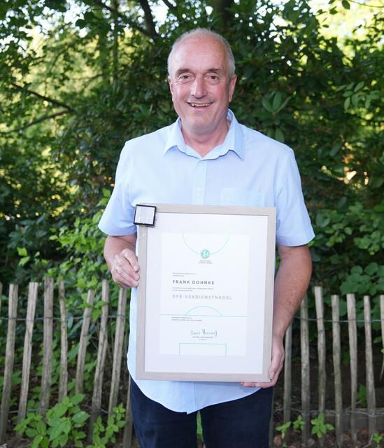 Kreisvorsitzender Frank Dohnke erhielt Ehrenurkunde vom Deutschen Fußball-Bund (DFB) | Foto: Olaf Lahse