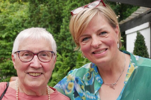 Die ehemalige Vorsitzenden und spätere Kreisvorsitzende Anke Klußmann (li.) und die aktuelle Vorsitzende Sabine Meier | Foto: Landfrauenverein Elstorf