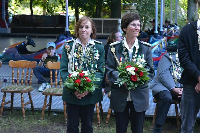 Damenkönigin Veronika Eckardt (li.) mit ihrer Adjutantin Gabriele Jenert | Foto: SV Brackel