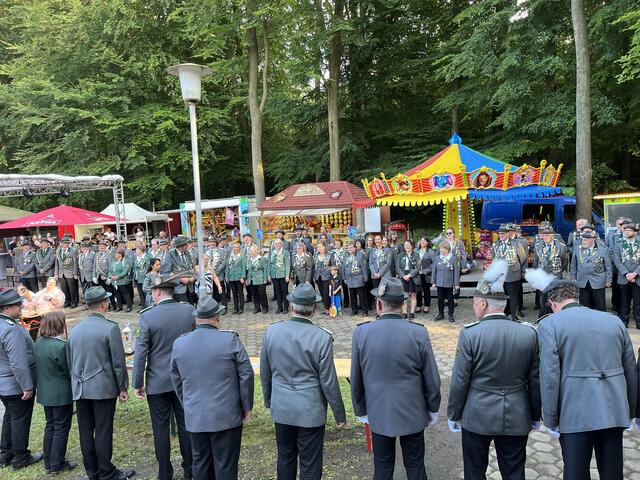 In Reih und Glied steht der SV Brackel bei der Porklamation | Foto: sra