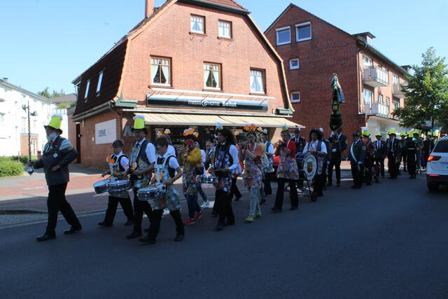 Am Montag zogen die Schützinnen und Schützen durch Buchholz