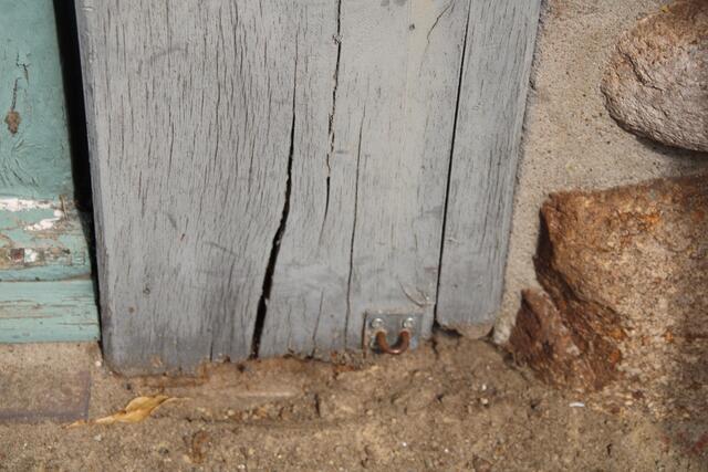 Das Holz an der Eingangstür wird morsch