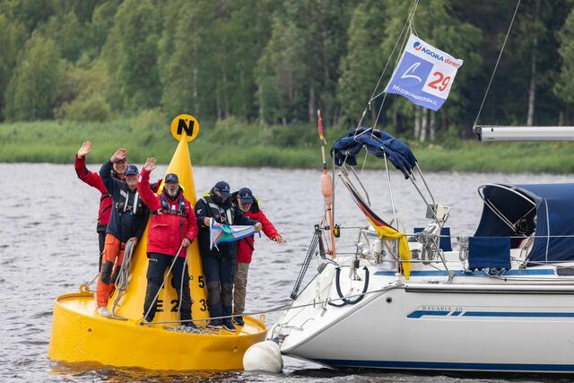 Auf der Zielboje in Töre: (v. li.) Christof Katthagen, Marc Wölpern, Michael Dill, Andreas Jung und Jens Weidling | Foto: Midsummer Sail