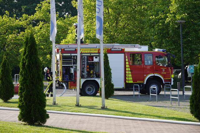 Nur eine Übung: Auf dem Bad-Parkplatz parkte die Feuerwehr | Foto: Lukas Thamm
