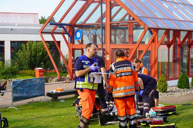Alle Handgriffe müssen für den Ernstfall sitzen: Das DRK bereitet eine Patientenablage vor | Foto: Lukas Thamm
