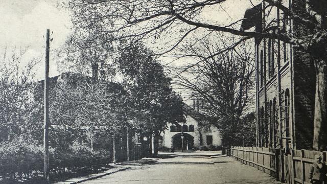 Die Bahnhofstraße in Buchholz. In der Bildmitte das neue Bahnhofsgebäude. Links hinter den Bäumen ist der ehemalige Bahnhof der Berlin-Hamburger Eisenbahn zu sehen. Rechts im Bild das Beamtenwohnhaus. Davor war der Bahnhof der Köln-Mindener Eisenbahn vorhanden, der aber bis 1910 abgerissen wurde | Foto: Stadtarchiv
