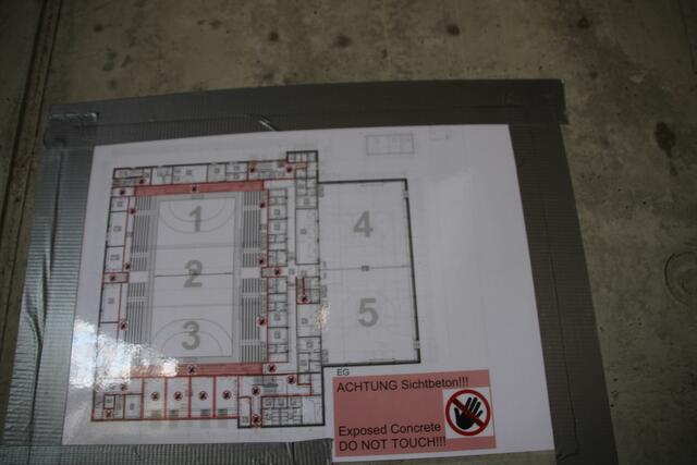 Der Plan an der Wand: rechts die Dreifach- und links die Zweifachhalle