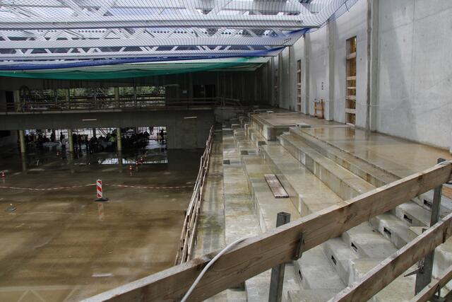 Die zukünftigen Zuschauerbänke in der Dreifachhalle