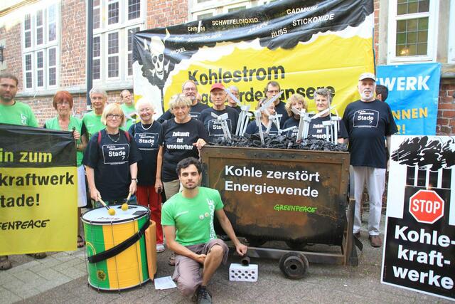 Mit einer Kohle-Lore wurde gegen die Entscheidung des Rates zugunsten der Dow-Pläne protestiert | Foto: jd